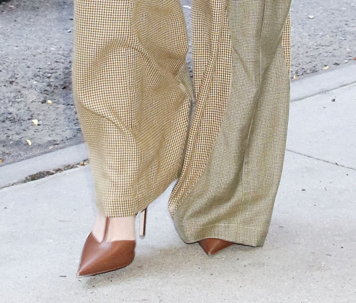 Anna Kendrick completes a retro business-chic ensemble with brown leather T-strap pumps